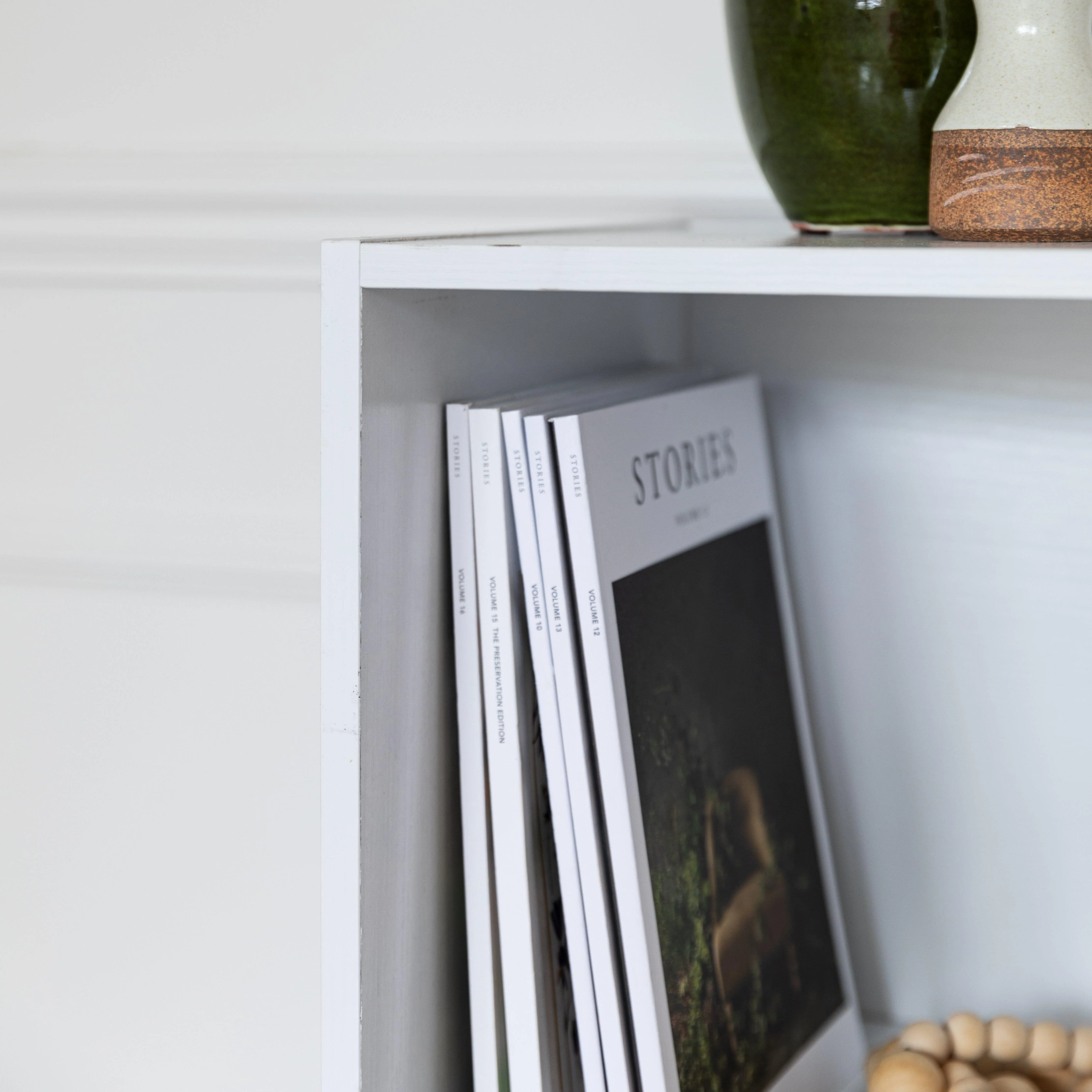 Cara 6 Cube Bookcase Ladder Storage Unit - Chalk White with Black Boxes - Image 8