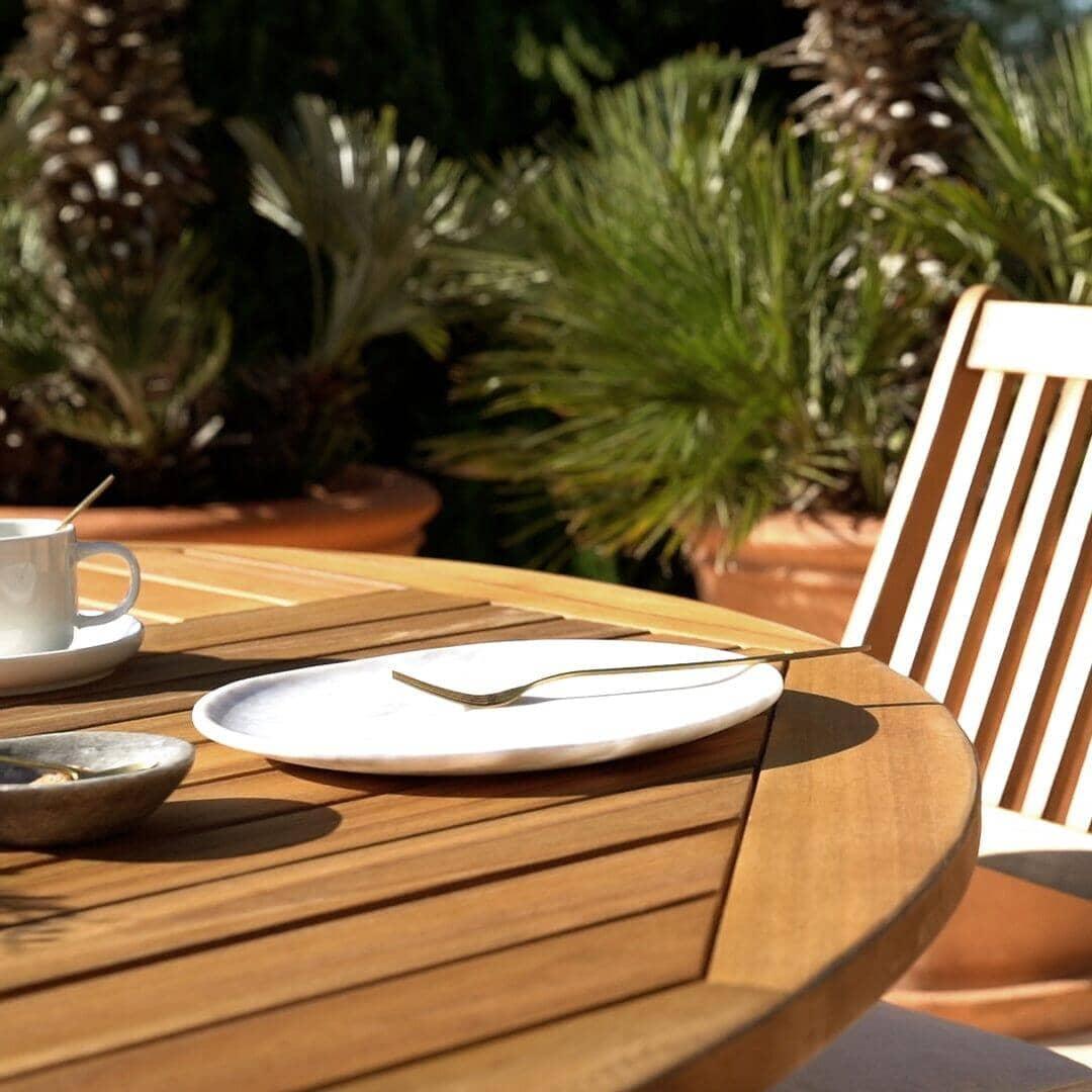 Ashby 6 Seater Round Wooden Garden Dining Set & Cream Parasol - 130cm - Image 6