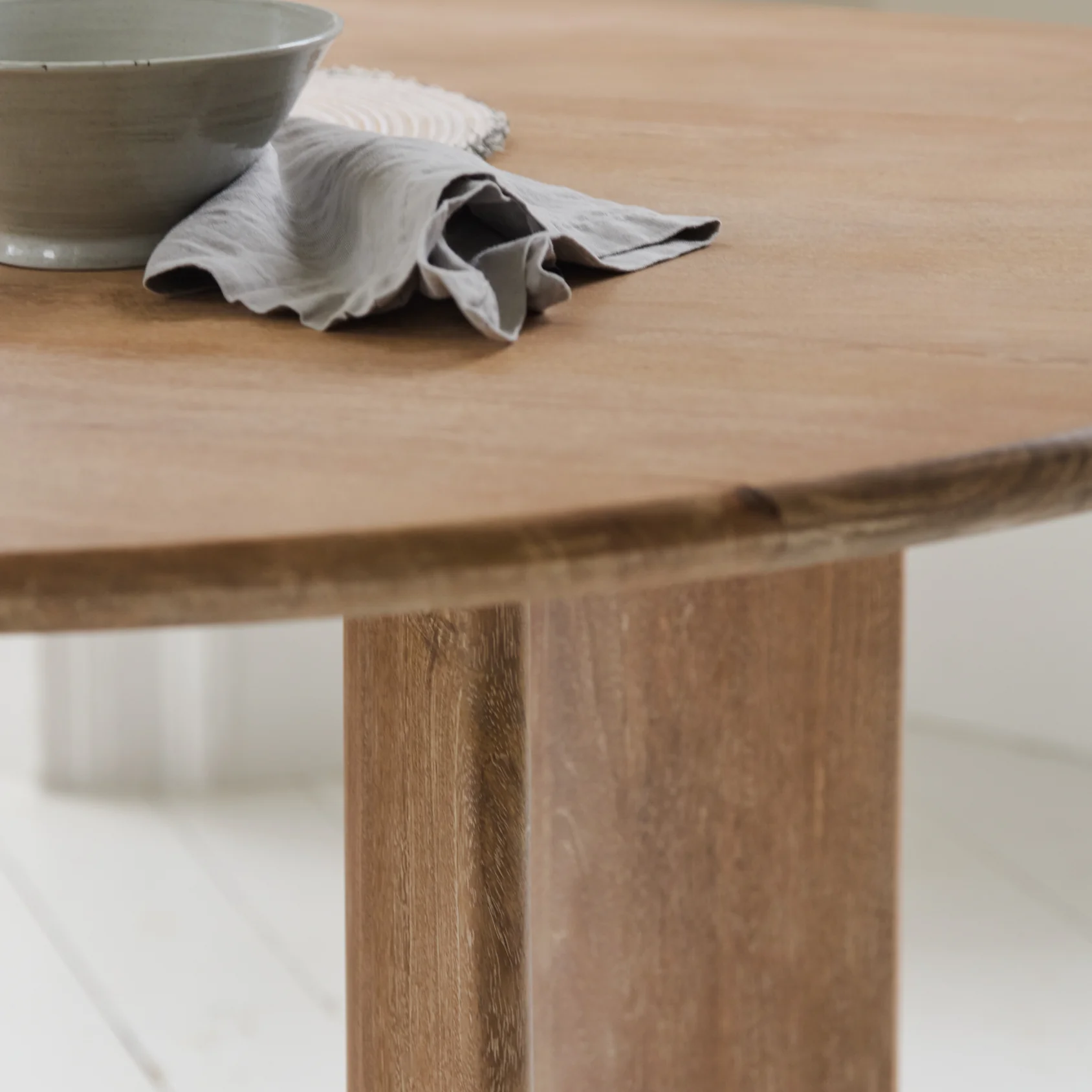 Imogen Chalked Mango Wood Round Dining Table - 120cm - Image 3
