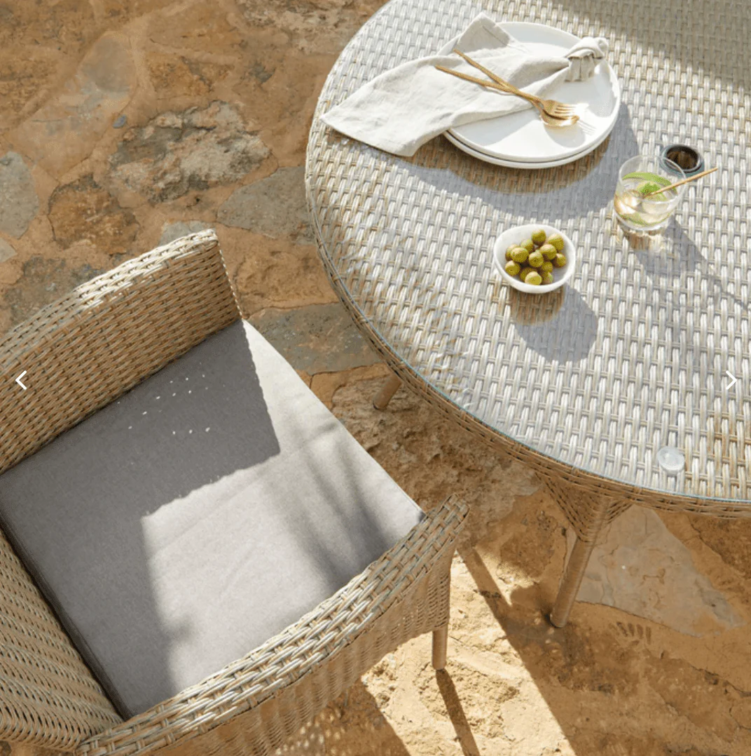 Kemble 6 Seater Rattan Round Garden Dining Set with Grey Parasol - Natural Brown - Image 4