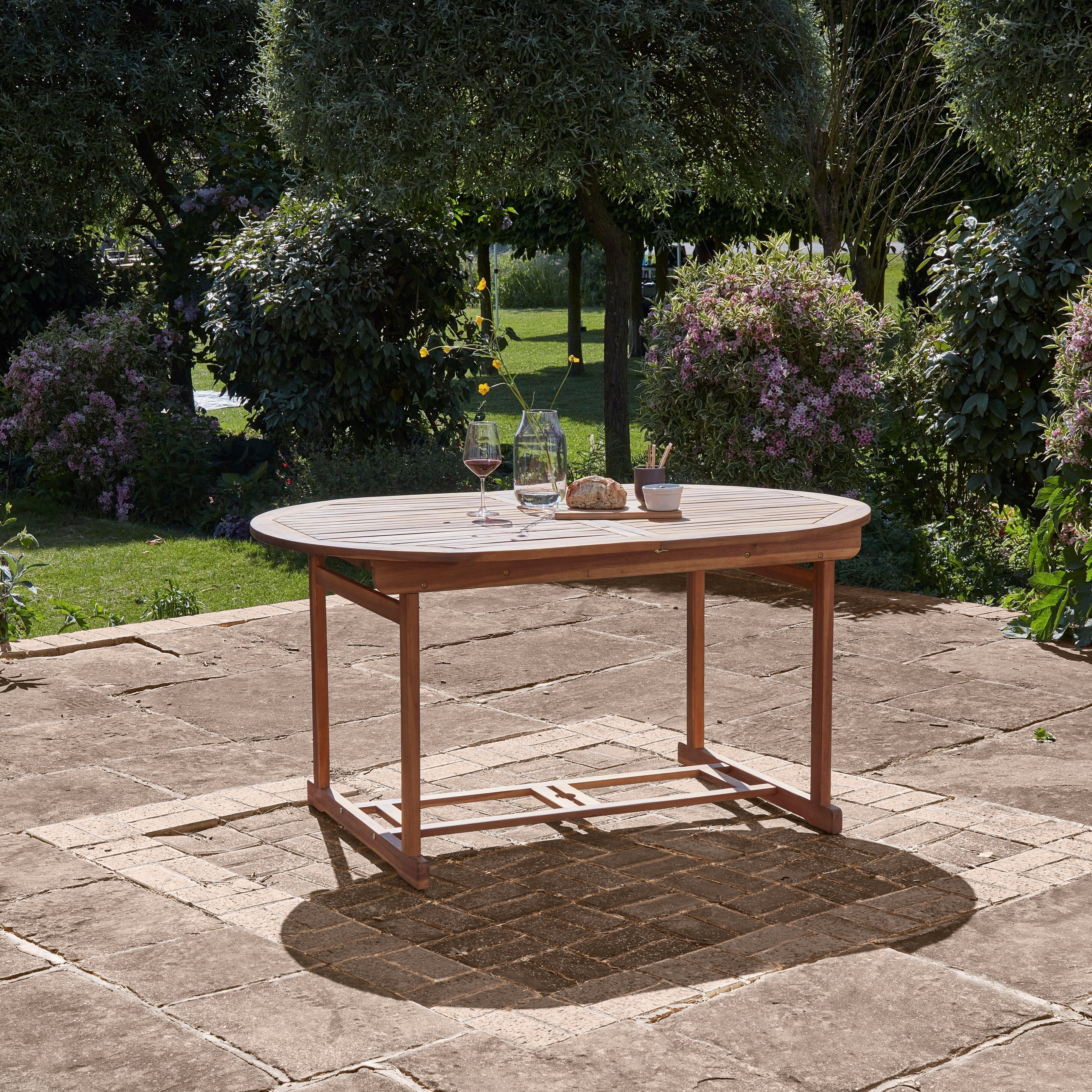 Oakley 6 Seater Wooden Extendable Garden Dining Set with Cream Parasol - Image 4