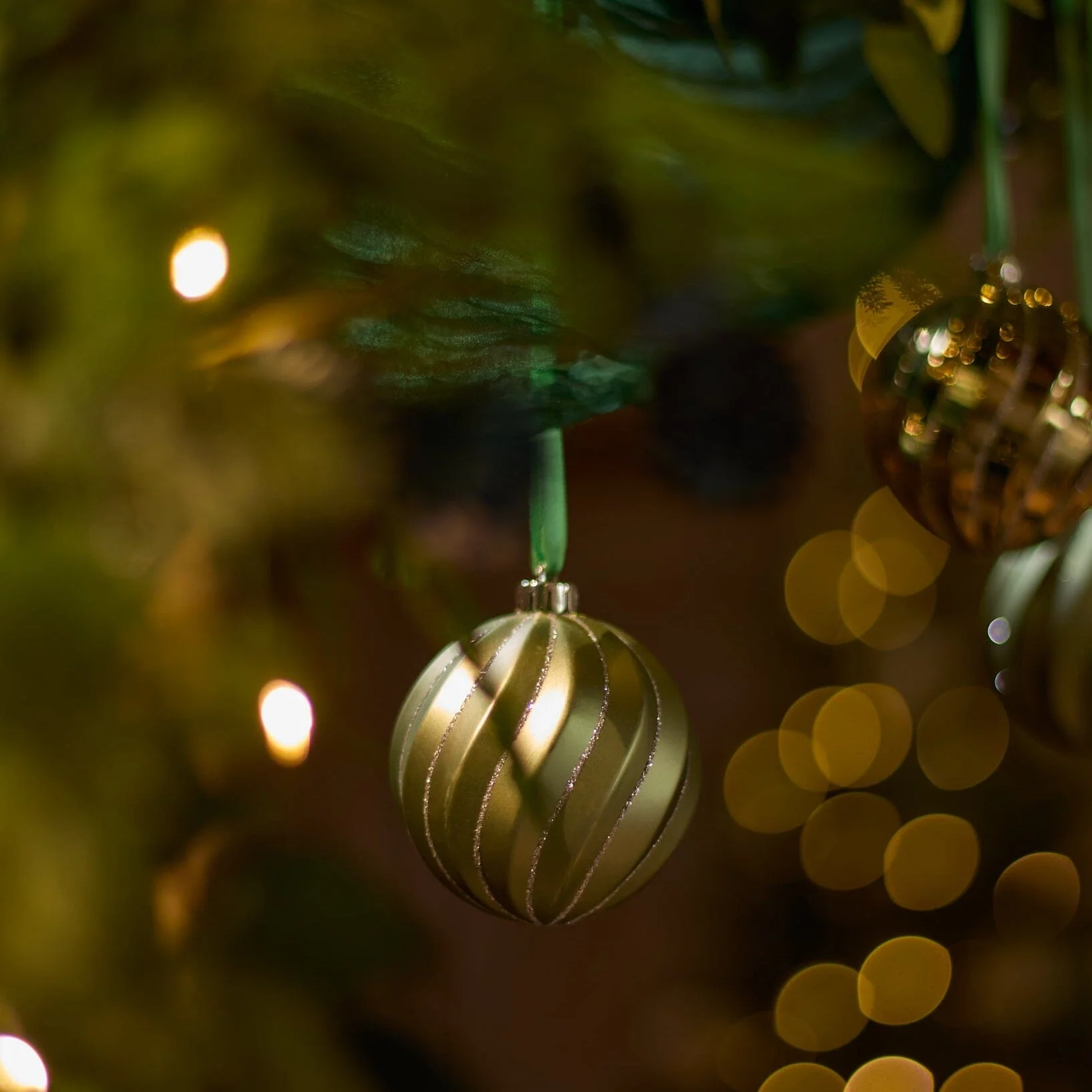Valen Shatterproof 8cm Mixed Swirl Baubles - Set of 6 - Sage Green - Image 3